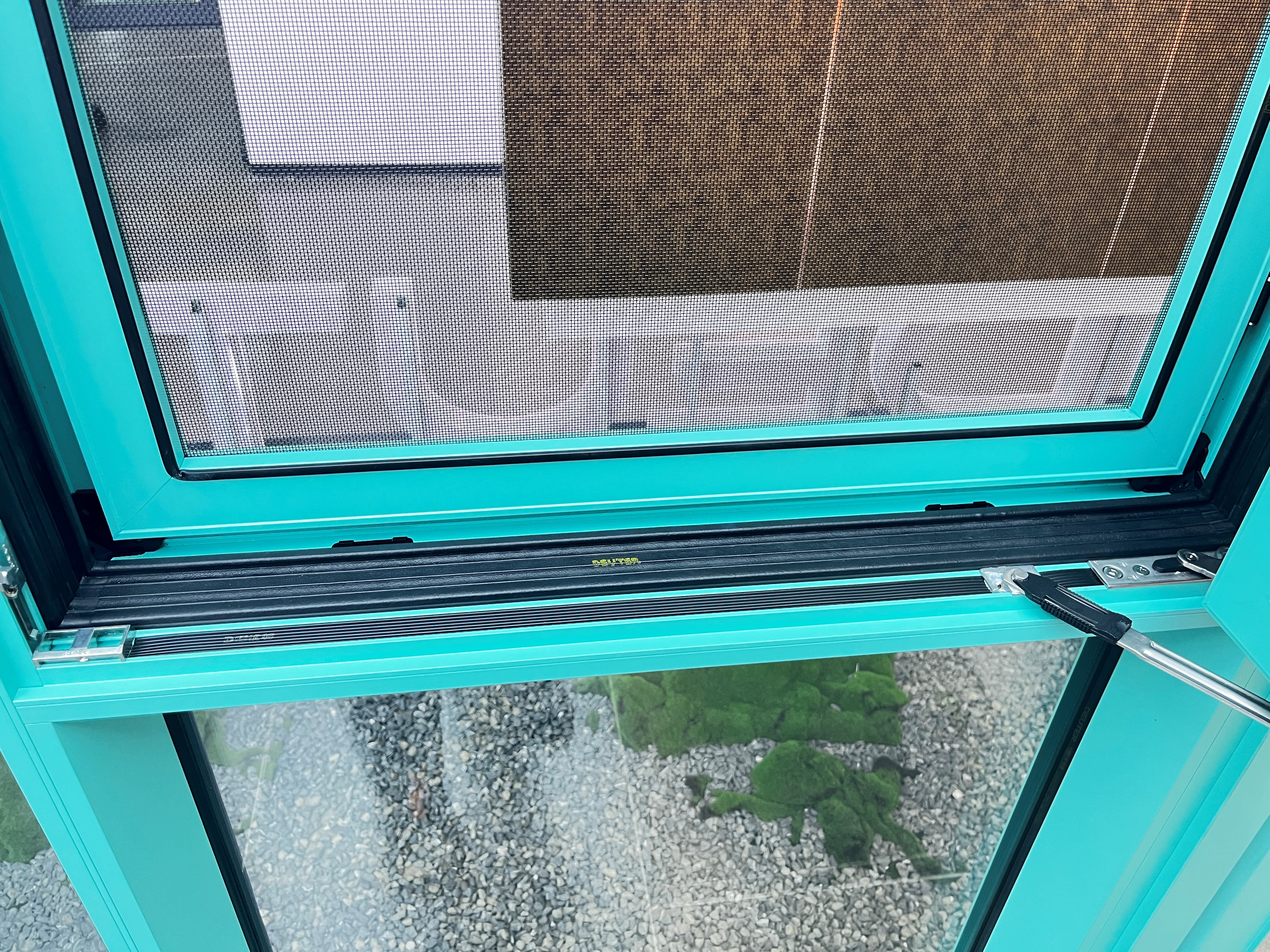 Integrated Security Screen Aluminum Tilt and Turn Windows Thermal Break Triple Sealing Flush Design Luxury Residential Projects