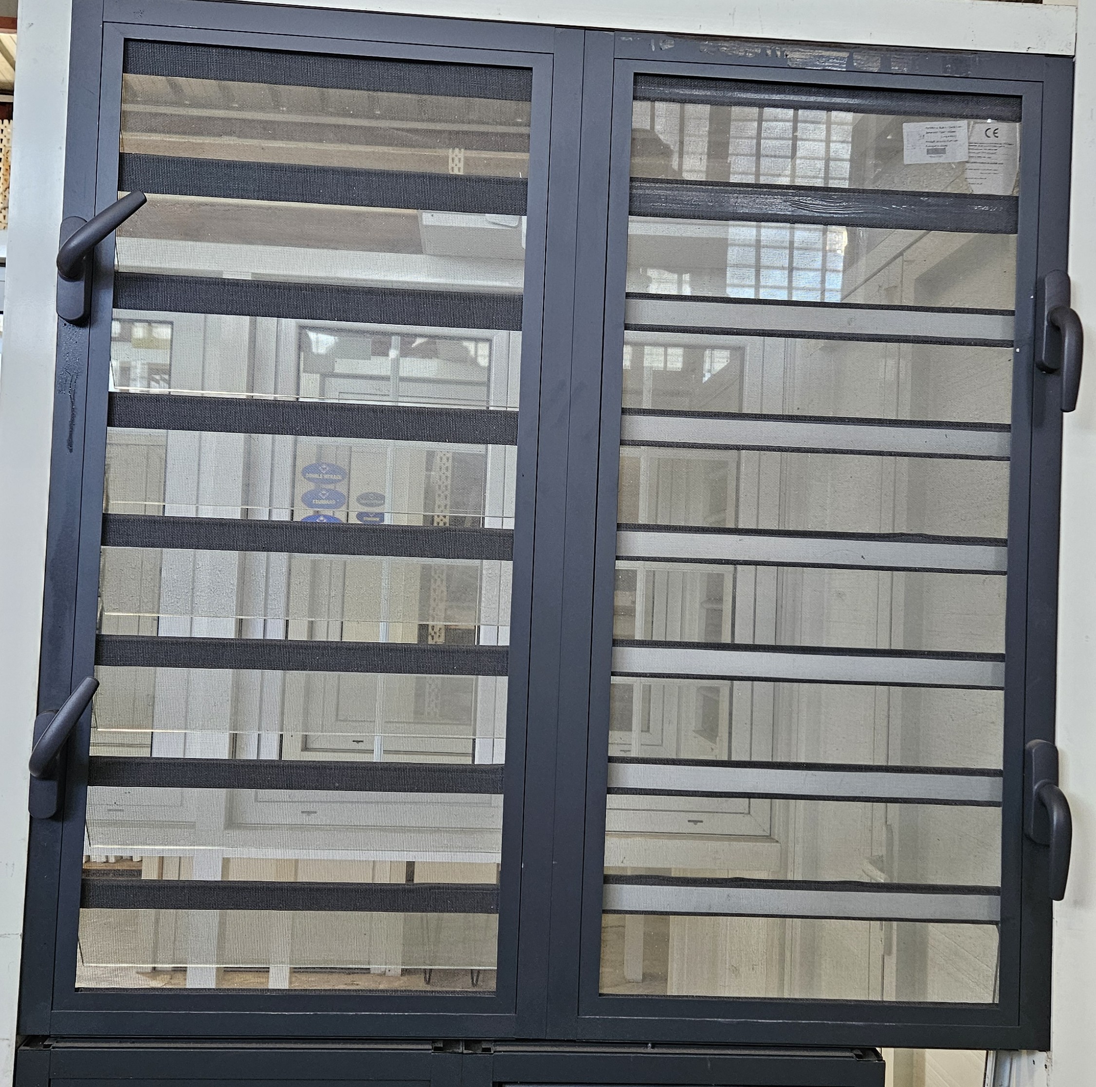 Fenetre a Persiennes En Jalousie Aluminium Resistant Aux Ouragans Avec Moustiquaire Integree