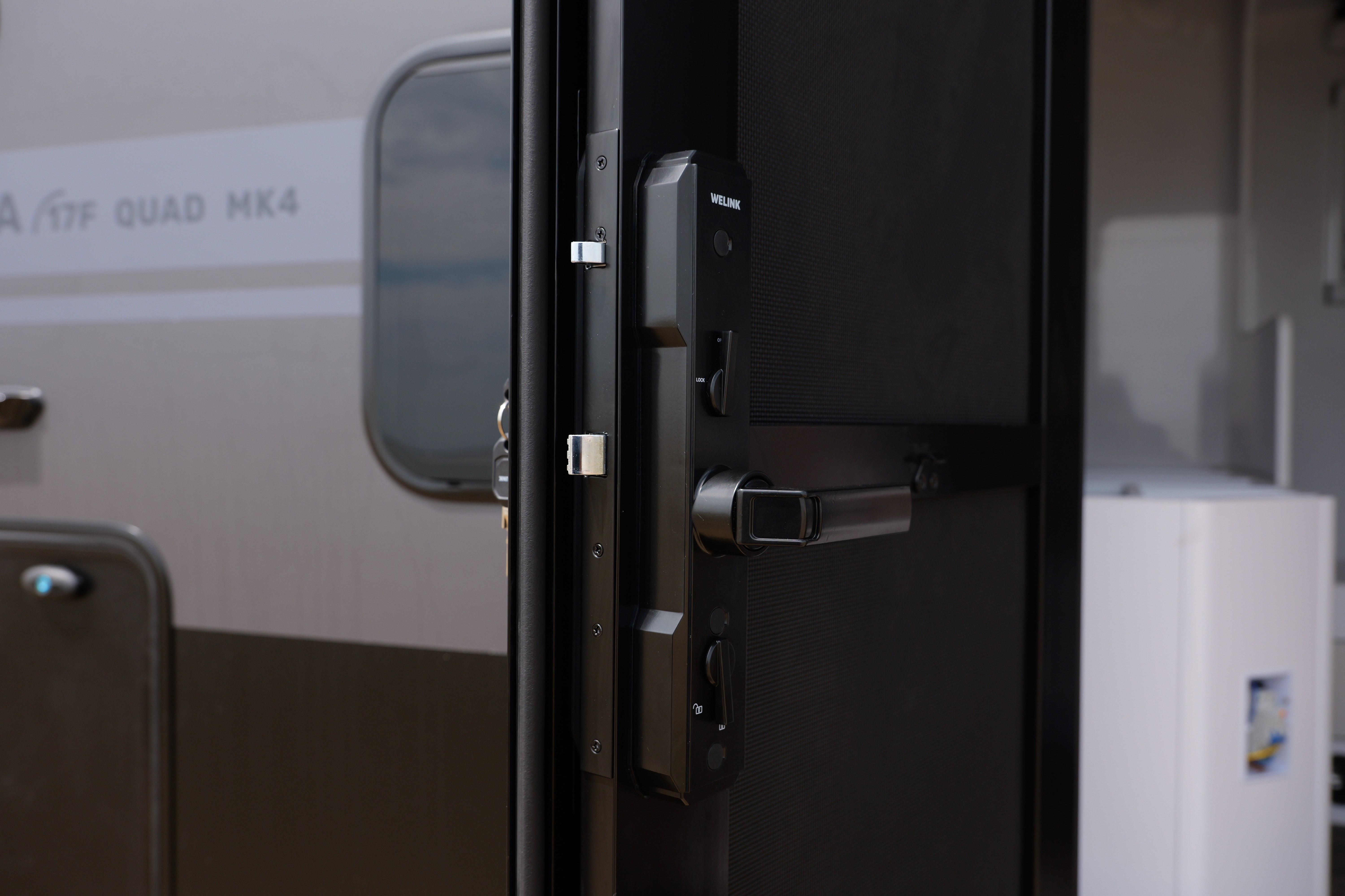 0.8mm Roll Coated Aluminum Caravan Entry Door Separable Main Door 22 Fiberglass Mesh Diamond Mesh Screen