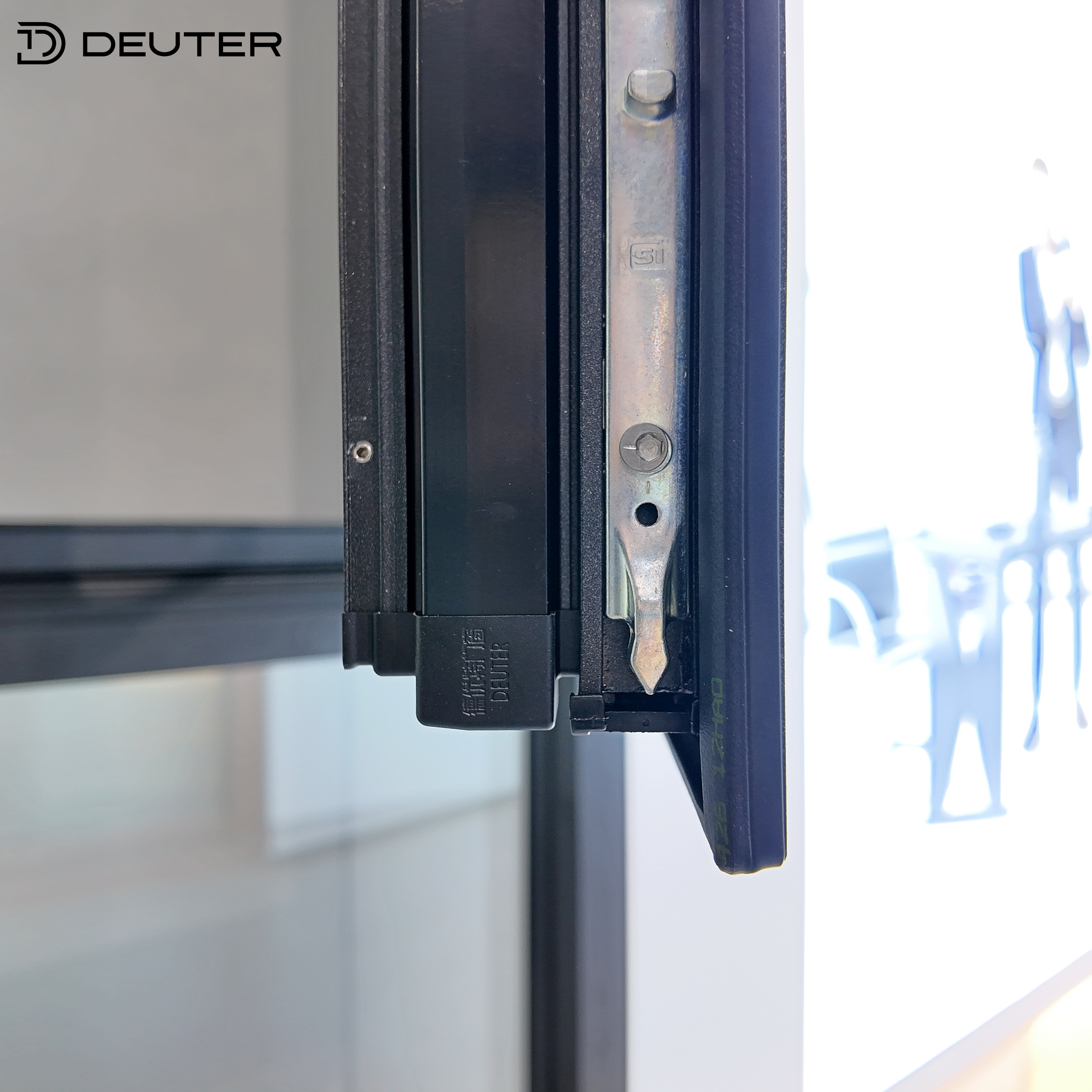 Integrated Security Screen Aluminum Tilt and Turn Windows Thermal Break Triple Sealing Flush Design Luxury Residential Projects