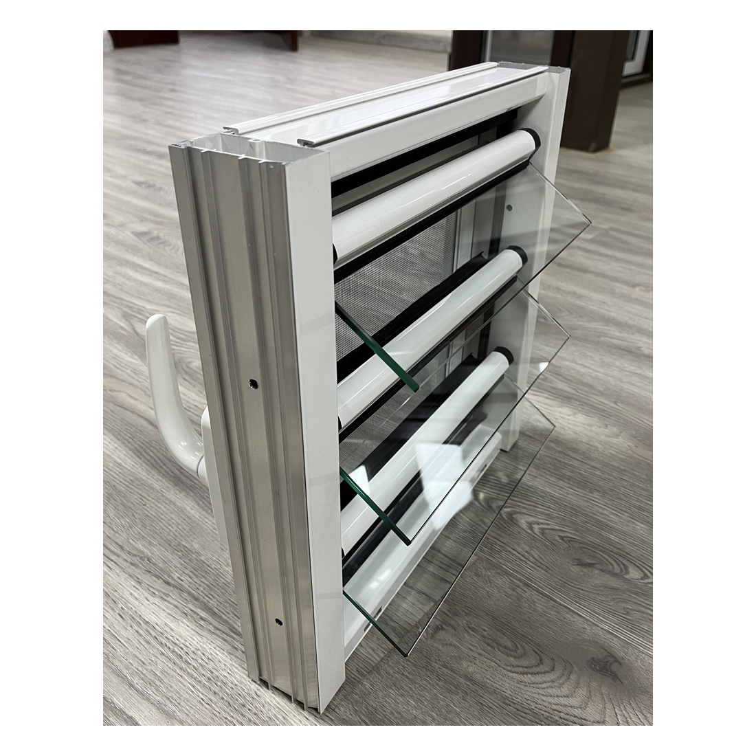 Fenetre a Persiennes En Jalousie Aluminium Resistant Aux Ouragans Avec Moustiquaire Integree